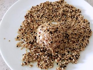 6、蒸藜麦豆腐肉丸,放在藜麦盘子中滚一圈，保证每个面都均匀沾上。