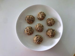7、蒸藜麦豆腐肉丸,挨个挨个全部做好，放在稍微有点深度的盘子中，蒸的时候会有水份出来，盘子太平会流出来的。