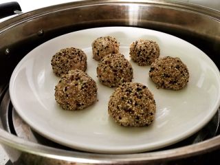 8、蒸藜麦豆腐肉丸,放在烧开的蒸锅中蒸10分钟就好了。