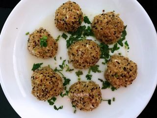 9、蒸藜麦豆腐肉丸,为了有好看的色泽，撒了香菜上去，我家小帅哥说太好吃了。