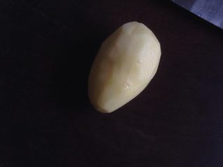 1、土豆糯米饼,土豆去皮。
