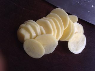 2、土豆糯米饼,切薄片。