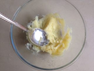 4、土豆糯米饼,用汤匙压成泥