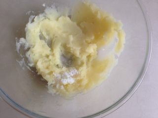 5、土豆糯米饼,加入盐，糖。