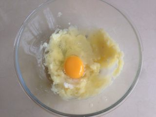 6、土豆糯米饼,倒入水和鸡蛋。