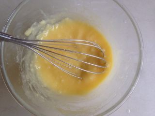 7、土豆糯米饼,搅拌均匀。