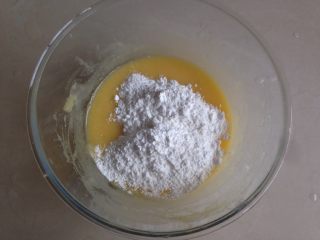 8、土豆糯米饼,倒入糯米粉，糯米粉量要根据实际情况增减。