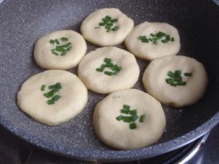 11、土豆糯米饼,锅里加油烧热后转小火放入土豆糯米饼。