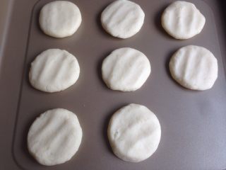10、土豆糯米饼,分成八等份，揉圆，用手掌压扁放在盘子上，沾上葱花