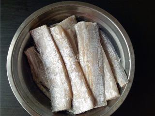1、水煮带鱼,备好带鱼； 