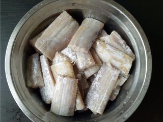 2、水煮带鱼,带鱼处理干净，剪断，洗净并用厨房纸巾拭干水分；