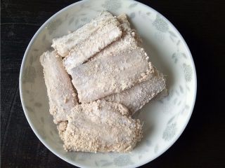5、水煮带鱼,腌制好的带鱼，两面都拍上干淀粉，再抖掉多余的淀粉；