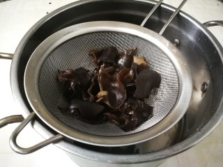 3、西葫芦炒木耳,锅中水开放入黑木耳烧开捞出来