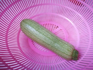 4、西葫芦炒木耳,西葫芦洗净去掉两头