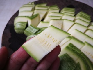 7、西葫芦炒木耳,像这样子