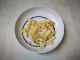 11、西葫芦炒木耳,拍松切成粒