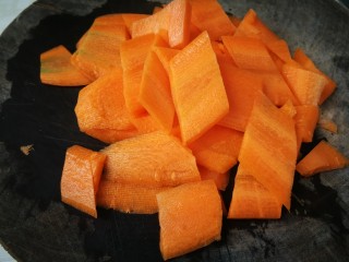 9、西葫芦炒木耳,一样切成菱形片