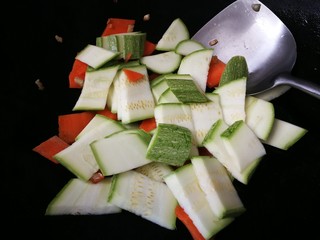 16、西葫芦炒木耳,放入西葫芦