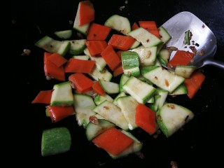 17、西葫芦炒木耳,翻炒片刻