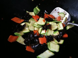 19、西葫芦炒木耳,翻炒均匀