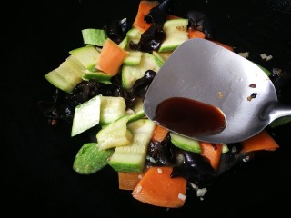 21、西葫芦炒木耳,放入一勺蚝油