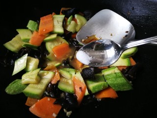 23、西葫芦炒木耳,放入少许盐