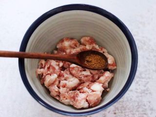 1、猪肉酸菜馄饨,把猪肉馅放到一个大一点的容器里，先加入料酒去腥，再加入花椒粉增加香味。