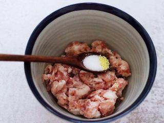 2、猪肉酸菜馄饨,根据个人口味，加入适量的盐和鸡精调味。