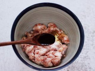 3、猪肉酸菜馄饨,再加入生抽调色。