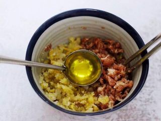 6、猪肉酸菜馄饨,加入花生油。