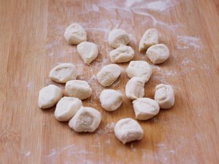 10、猪肉酸菜馄饨,静置好的面团，排气揉匀搓成长条后，用手揪成大小一致的剂子。