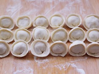 15、猪肉酸菜馄饨,依次包好所有的馄饨。