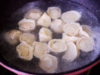 16、猪肉酸菜馄饨,锅中倒入适量的清水煮沸后，加入包好的饺子，大火煮沸后点少许清水，反复3次，看见所有的馄饨都漂浮在水面上即可关火。