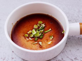 17、猪肉酸菜馄饨,碗里倒入卤肉汤，再加入少许蒜苗碎和香菜。