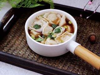 18、猪肉酸菜馄饨,卤肉汤里加点煮馄饨的汤水，把馄饨捞入碗里面即可。