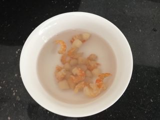 2、瑶柱虾米蒸水蛋,瑶柱虾米洗净用温水泡软个