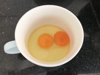 3、瑶柱虾米蒸水蛋,鸡蛋打进碗里
