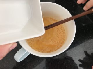 8、瑶柱虾米蒸水蛋,再加入温水（水和蛋液的比例约2:1）搅拌均匀备用