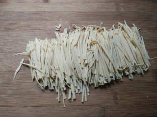 2、凉拌黄瓜百叶丝,百叶切细丝