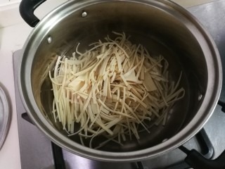 4、凉拌黄瓜百叶丝,放入百叶丝烧开盖上锅盖，关火焖半小时再捞出来