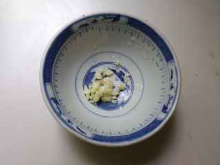 5、凉拌黄瓜百叶丝,蒜瓣剥去皮拍成蒜末