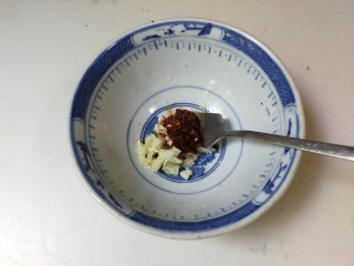 6、凉拌黄瓜百叶丝,碗中放入蒜末，辣椒酱