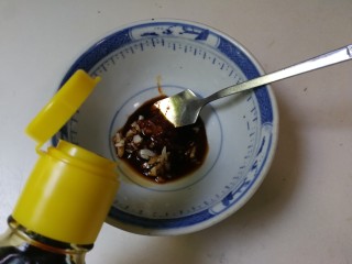 7、凉拌黄瓜百叶丝,放入一勺生抽