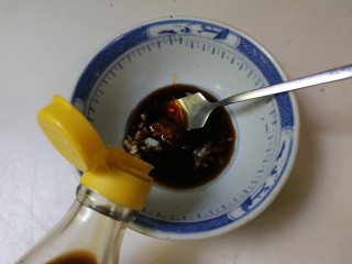 8、凉拌黄瓜百叶丝,放入半勺醋