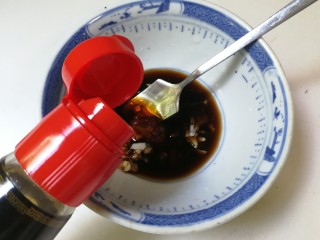 9、凉拌黄瓜百叶丝,放入半小勺香油，半小勺糖搅匀