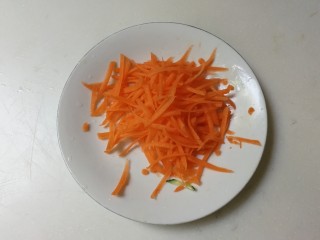 10、凉拌黄瓜百叶丝,胡萝卜削去皮镲成丝