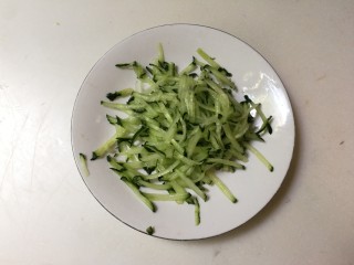 11、凉拌黄瓜百叶丝,黄瓜洗净镲成丝