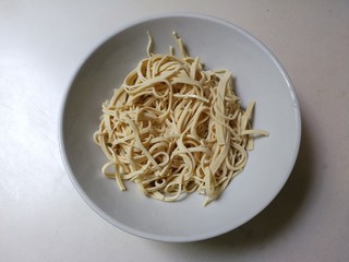 12、凉拌黄瓜百叶丝,百叶捞出来沥掉水放入碗中