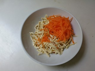 13、凉拌黄瓜百叶丝,放入胡萝卜丝