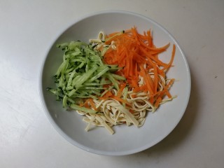 14、凉拌黄瓜百叶丝,放入黄瓜丝